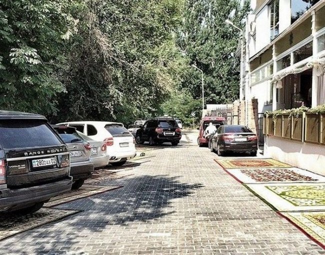 Ковровая парковка возле казахского ресторана