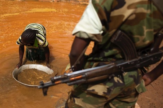 Как работают на золотых приисках в Центральноафриканской Республике