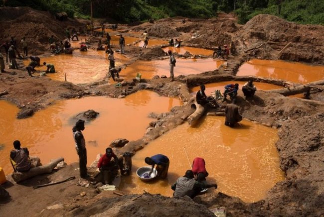 Как работают на золотых приисках в Центральноафриканской Республике