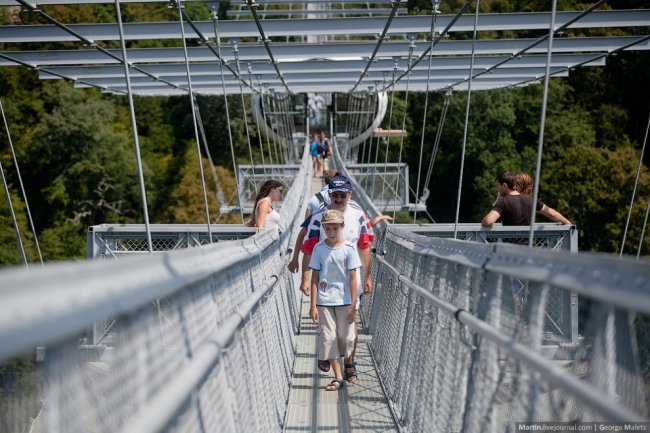 Самый длинный пешеходный подвесной мост в мире