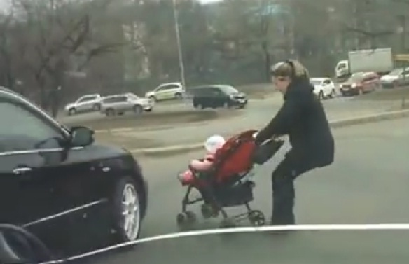 Беспечные мамаши с детскими колясками