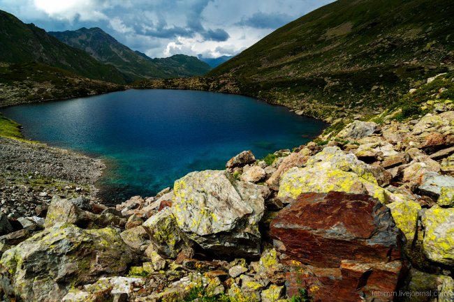 Путешествие по озеру Семицветное на Кавказе