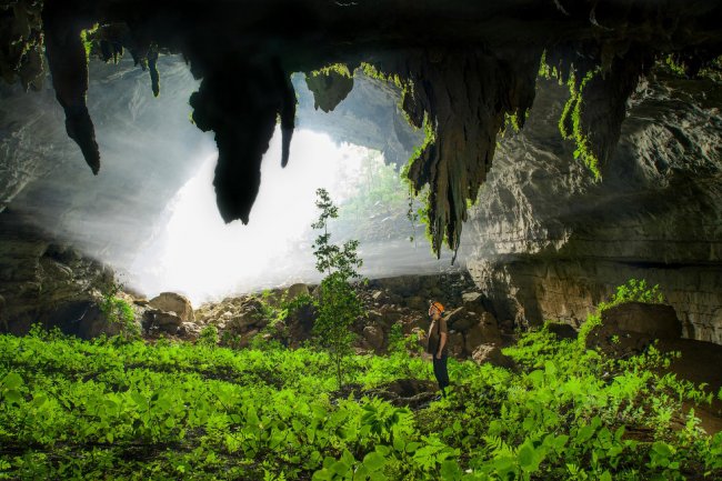 Путешествие по пещере Tham Khoun в Лаосе