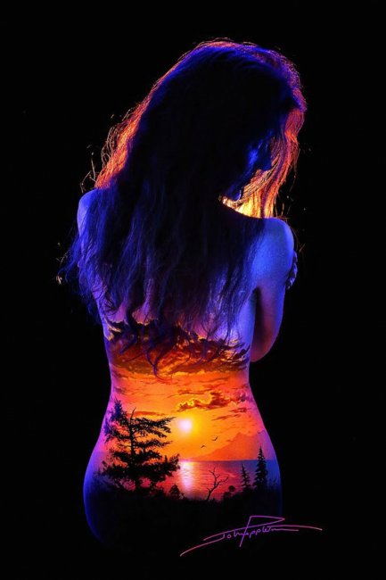 Фантастические светящиеся пейзажи на телах девушек