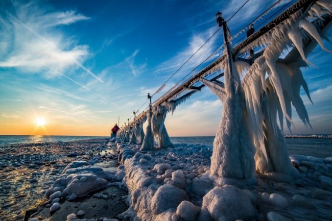 Замерзшие маяки на озере Мичиган
