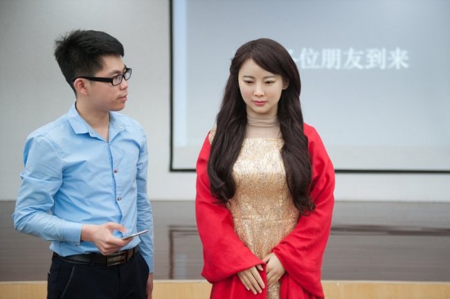 Покорная женщина-робот из Китая