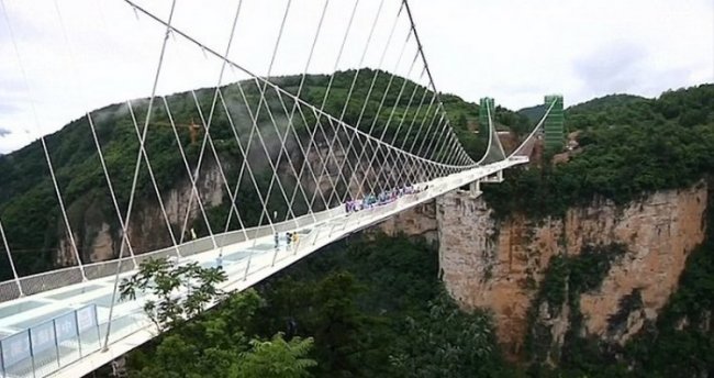 Испытание на прочность стеклянного моста в Китае