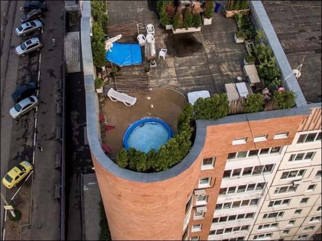 Зона отдыха с бассейном на крыше многоэтажки