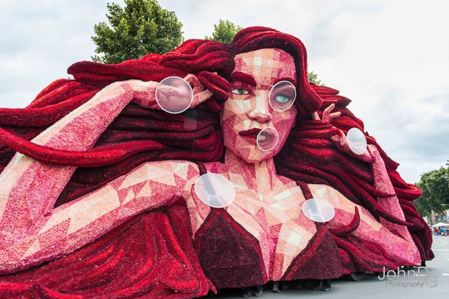 Невероятное зрелище! В Голландии прошел парад гигантских цветочных скульптур