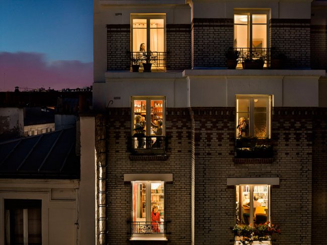 Фотограф Гейл Алберт-Халабан фотографирует окна жителей Парижа и Нью-Йорка