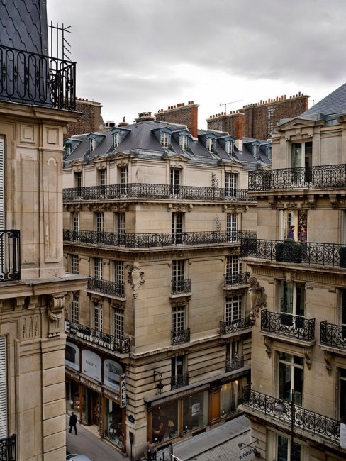 Фотограф Гейл Алберт-Халабан фотографирует окна жителей Парижа и Нью-Йорка