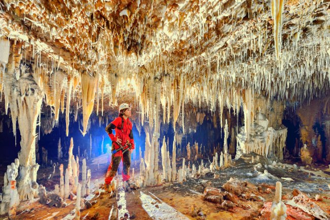 Невероятно красивая известняковая пещера в Бразилии