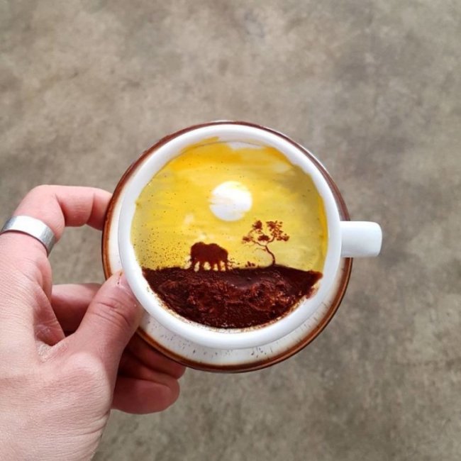 Бариста-художник рисует красочные картины на кофе