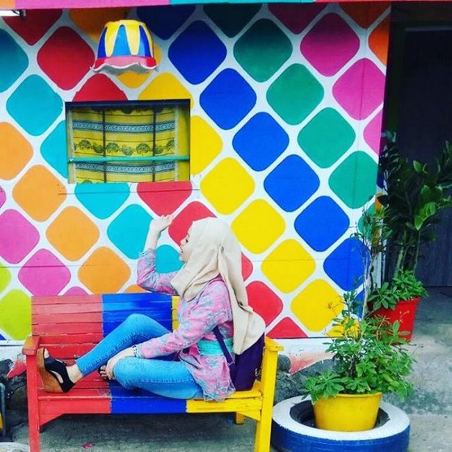 Дома в индонезийской деревне раскрасили во все цвета радуги
