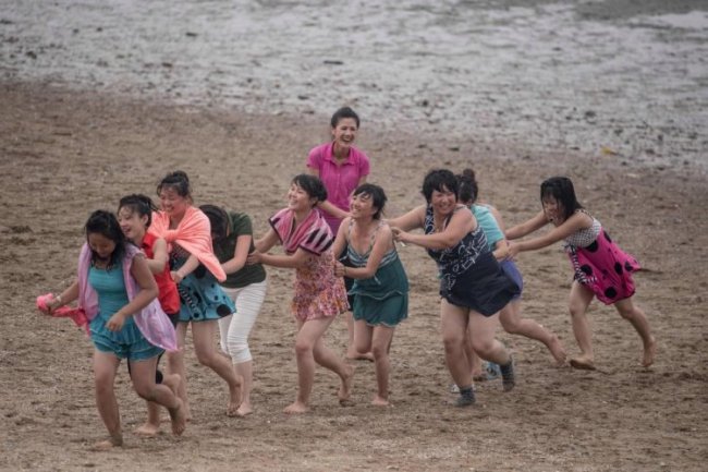 Коллективный отдых на пляже в Северной Корее