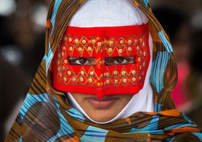 Зачем иранские женщины носят маски на лице?