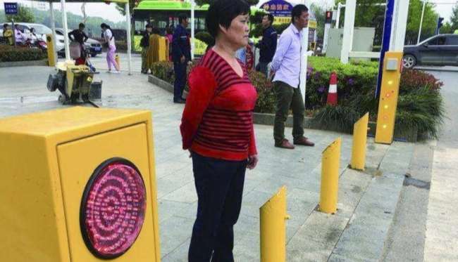 В Китае придумали, как отучить пешеходов переходить дорогу на красный свет