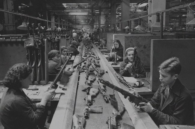 Магия оружия: заводы Второй мировой войны в фотографиях