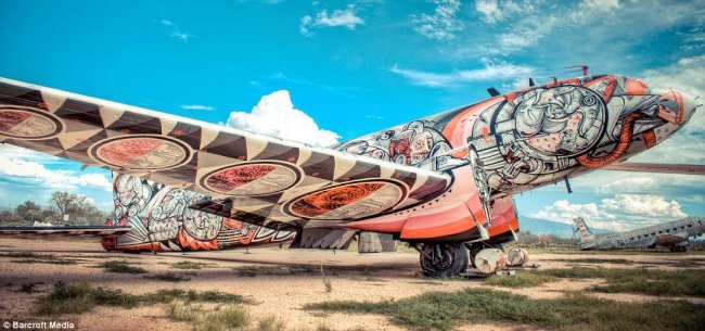 Граффити на кладбище самолетов в пустыне Аризоны