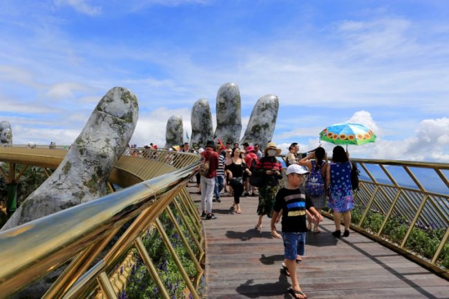 Удивительный мост открыли во Вьетнаме