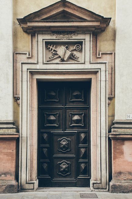 Как выглядят двери в разных уголках Европы