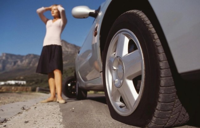 Что делать, если спустило колесо в автомобиле и нет насоса