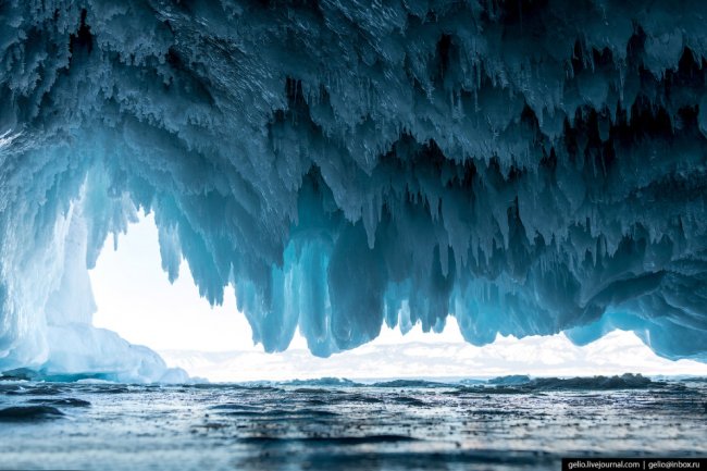 Зимний Байкал: километры прозрачного льда
