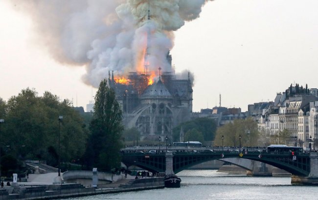 В Париже сгорел Нотр-Дам де Пари — собор Парижской Богоматери