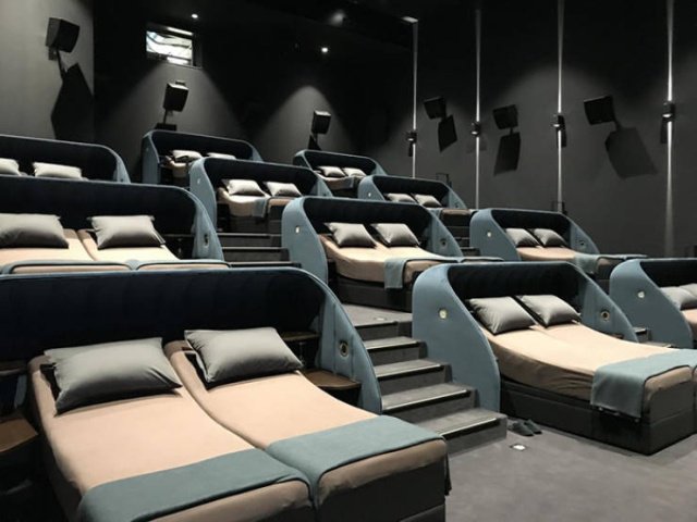 Очень комфортный кинотеатр в Швейцарии