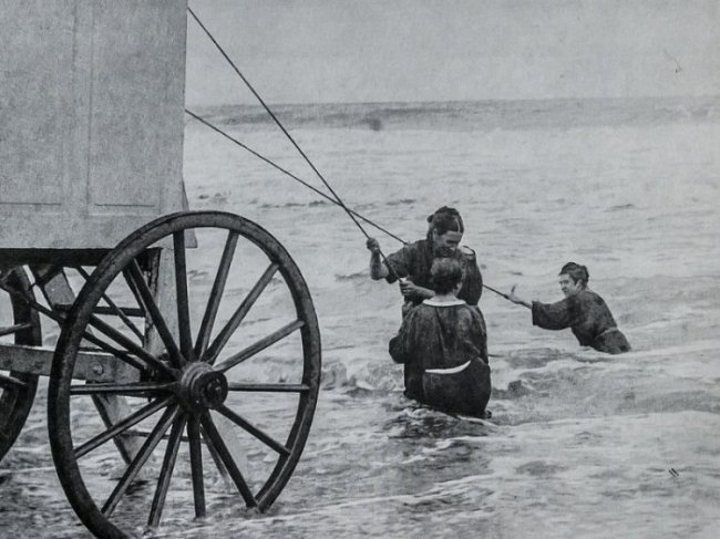 Как оттягивались на пляжах 127 лет назад
