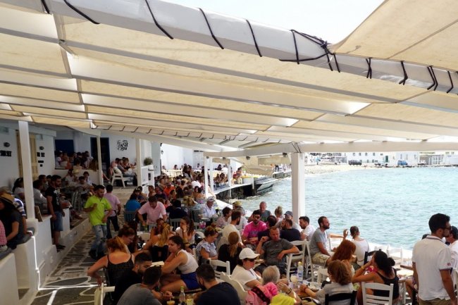Греческие налоговики объявили войну рестораторам из-за обмана туристов