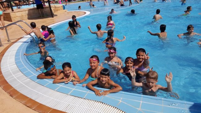 Подростки устроили «фекальный террор» в публичных бассейнах Испании