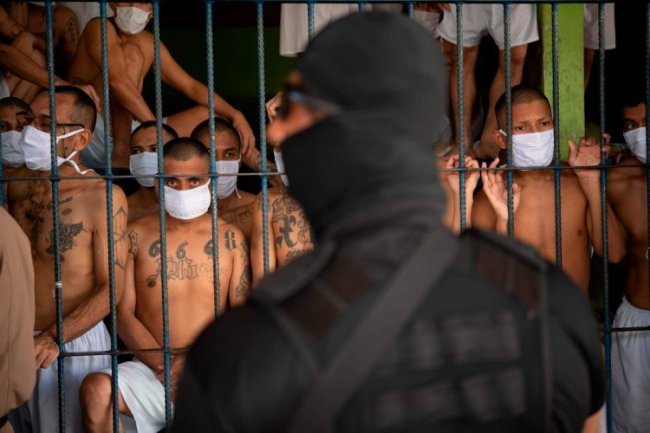 Жуткие кадры из переполненных тюрем Сальвадора