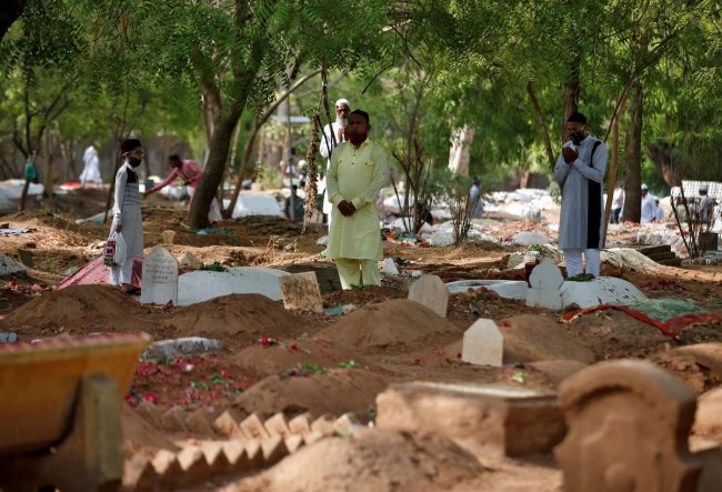 Индийская полиция палками избивает нарушителей карантина, а сотни трупов вымываются из могил