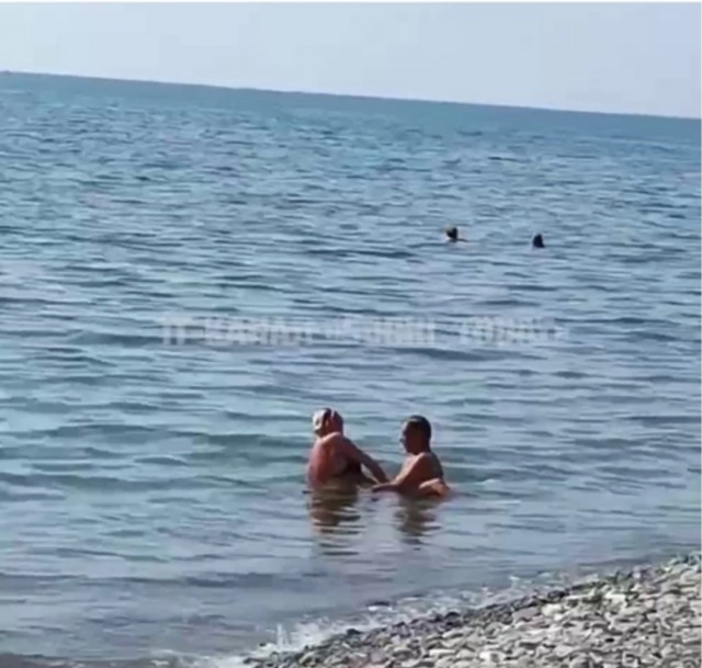 В Сочи мужчина занялся сексом с супругой своего друга на пляже и получил по голове