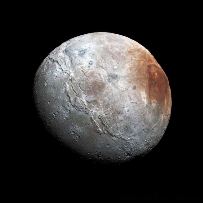 Почему у спутника Плутона Харона красное пятно на северном полюсе