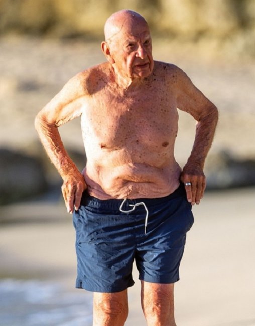 91-летний миллиардер со своей новой девушкой отдыхает на пляже