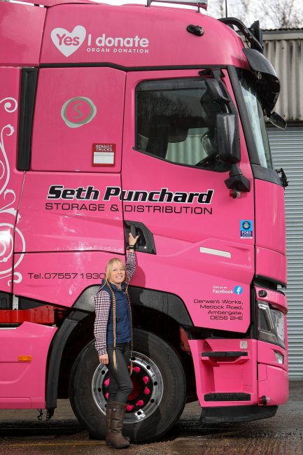 Миниатюрная женщина ростом 145 см работает водителем огромного грузовика