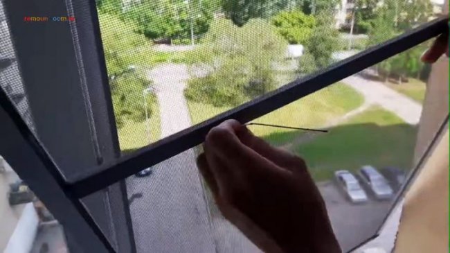Как снять москитную сетку с окна если ручки сломались