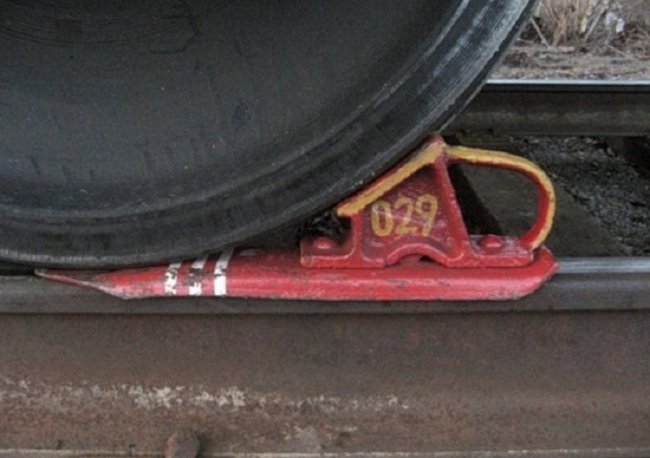 Зачем нужно устройство для сбрасывая поезда с рельс
