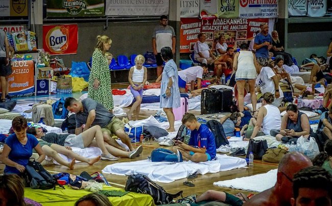 Туристы ночуют в спортивных залах и аэропорту в надежде покинуть горящие греческие острова