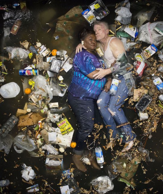 Портреты американцев посреди их недельного мусора