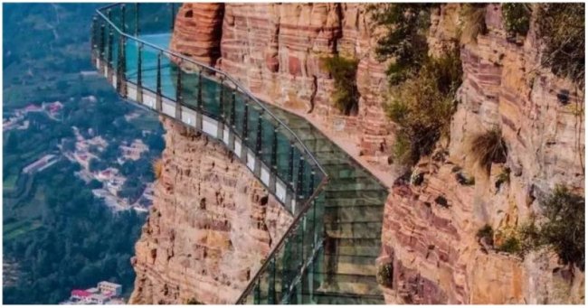 Не для слабонервных: стеклянный мост в Китае пошел трещинами под ногами тур ...