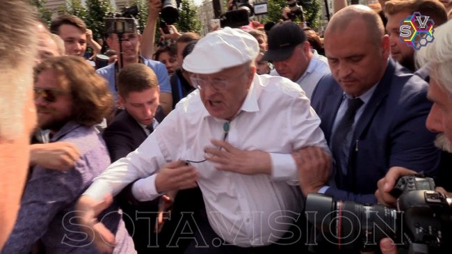 Жириновский бросался на людей и метал ботинки на акции Навального в Москве против пенсионной реформы